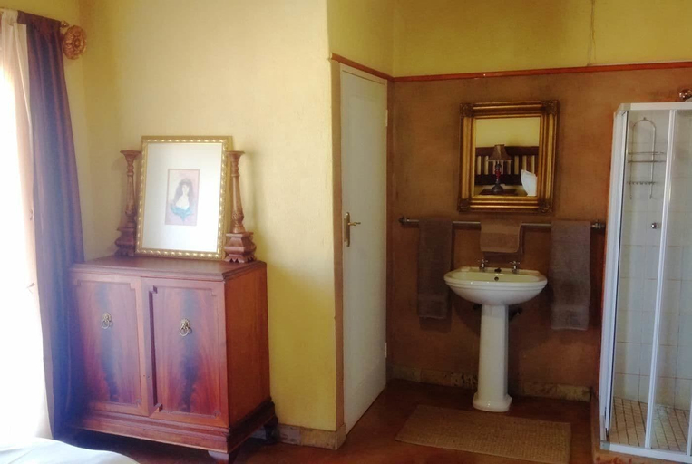 Bathroom 3, Fox and Squirrel, Nkangala