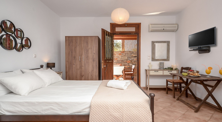 Bedroom 3, Theonis Villas, 30 meters from the beach, South Aegean