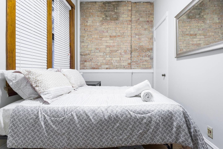 Bedroom 2, Windy City Wanderer - Depaul, Train, Wrigley Field, Cook