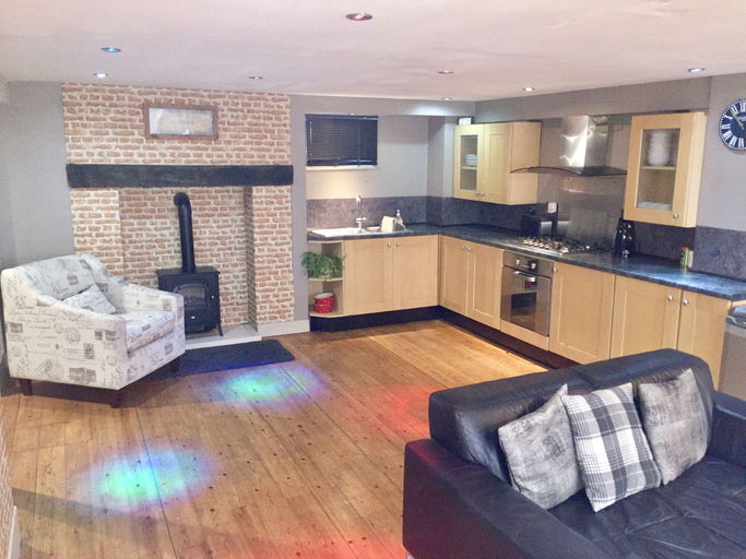 Others 5, Large 2-bed House Derbyshire off Chatsworth rd, Derbyshire