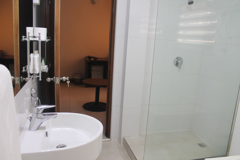 Bathroom 4, Alisa Hotel Labone, Accra