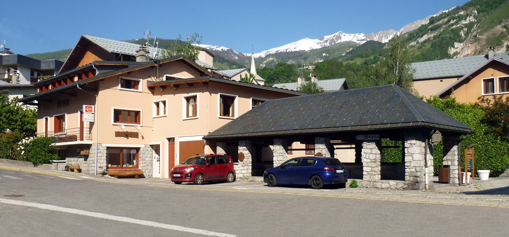 Exterior & Views