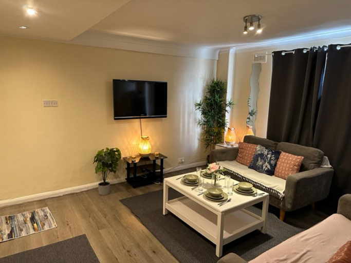 Living room 2, Superb 1-bed Private Family Apartment in Centre, London