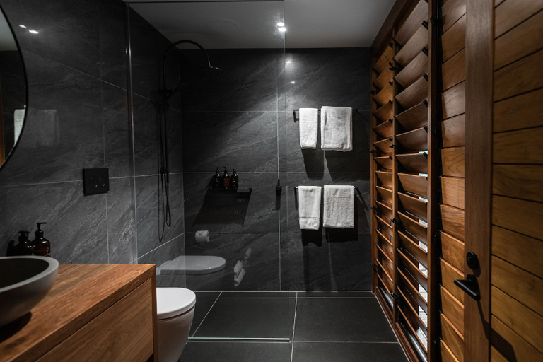 Bathroom 4, Mt Mulligan Lodge, Mareeba