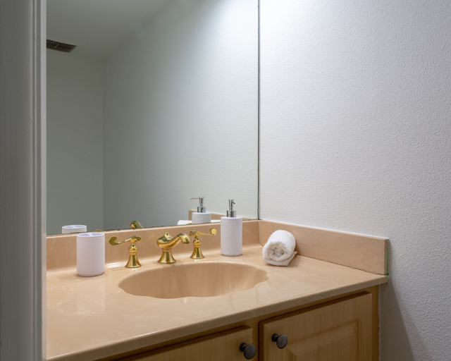 Bathroom 5, Spacious One Bedroom Centrally Located, Miami-Dade