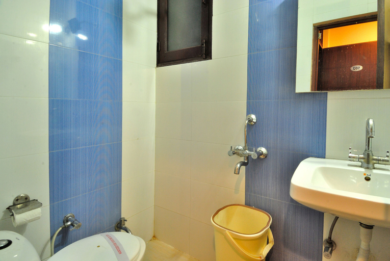 Bathroom 3, Hotel Shelton, Delhi