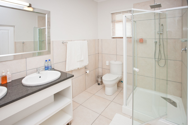 Bathroom 4, The Queen of Calitzdorp, Eden