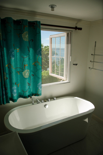 Bathroom 4, Seas the Day Sanctuary