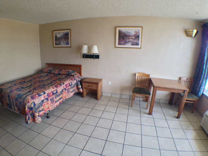 Bedroom 2, Budget Inn, Travis