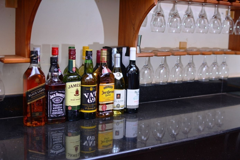 Food & Drinks 4, Mak-Queen Hotel, Busiiro
