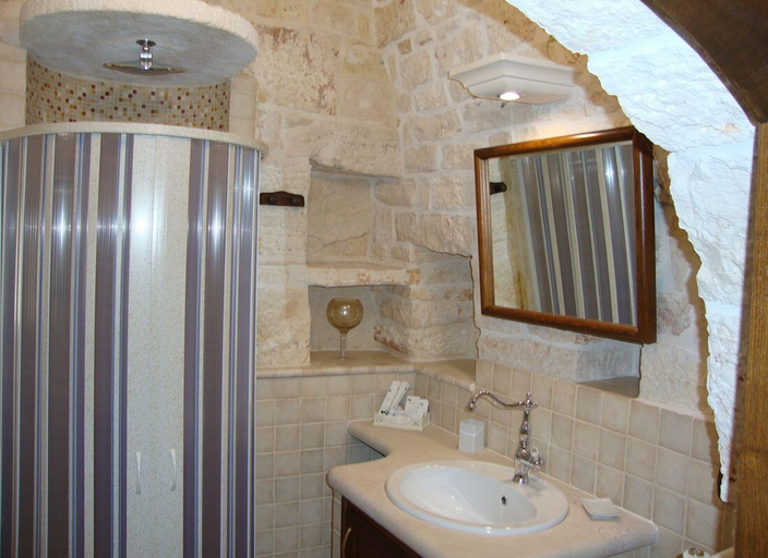 Bathroom 5, Trulli Isago B&B, Bari