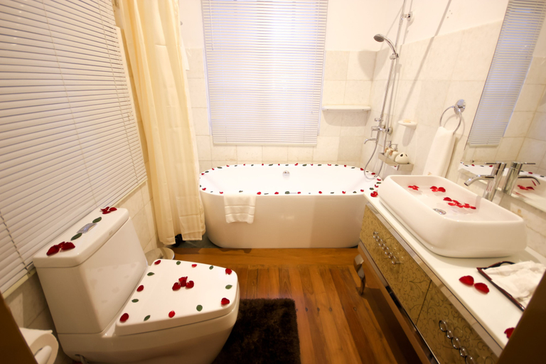 Bathroom 3, Royal Kalaw Hills Resort, Taunggye
