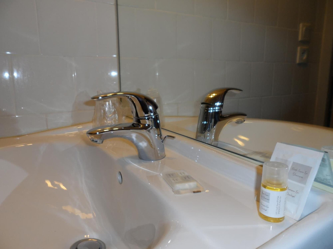 Bathroom 4, Hôtel Lyon Sud, Rhône