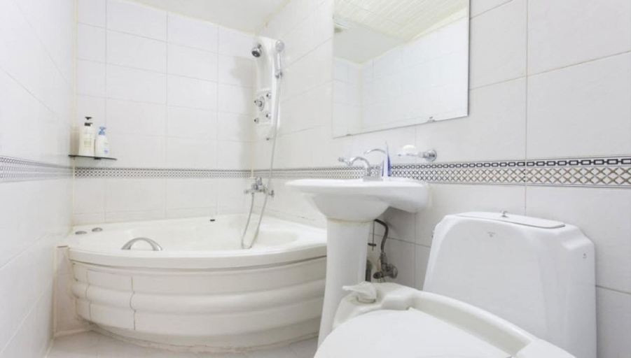 Bathroom 5, Couple Motel, Gangseo