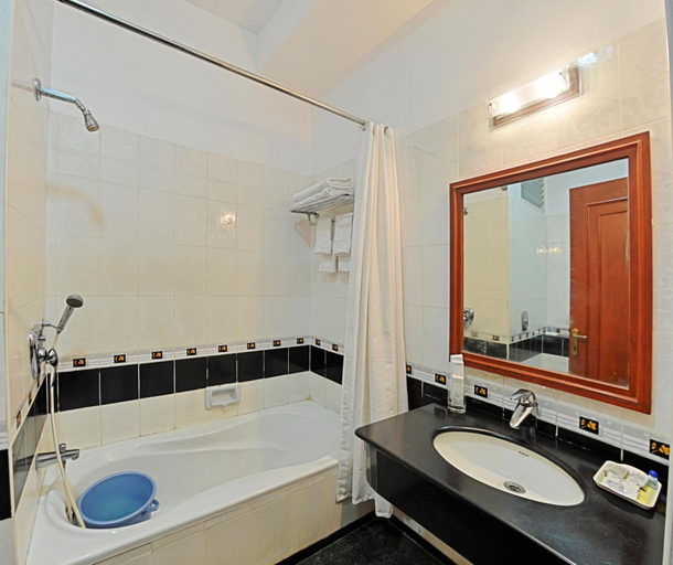 Bathroom 5, Hotel Gnanam, Thanjavur