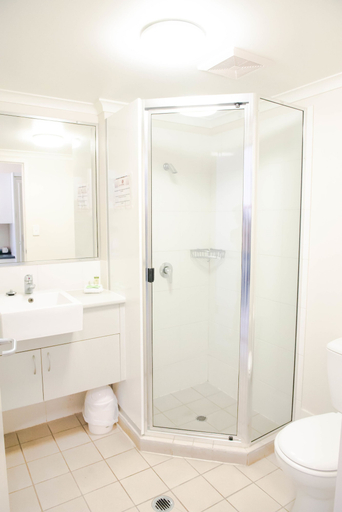 Bathroom 4, Capella Coach Inn, Peak Downs