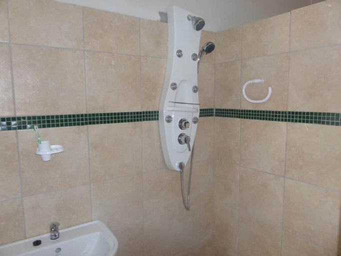 Bathroom 3, Tshedza Guest House, City of Tshwane