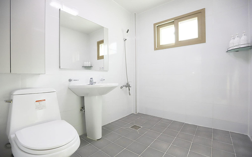 Bathroom, Golden Field Pension, Yeosu