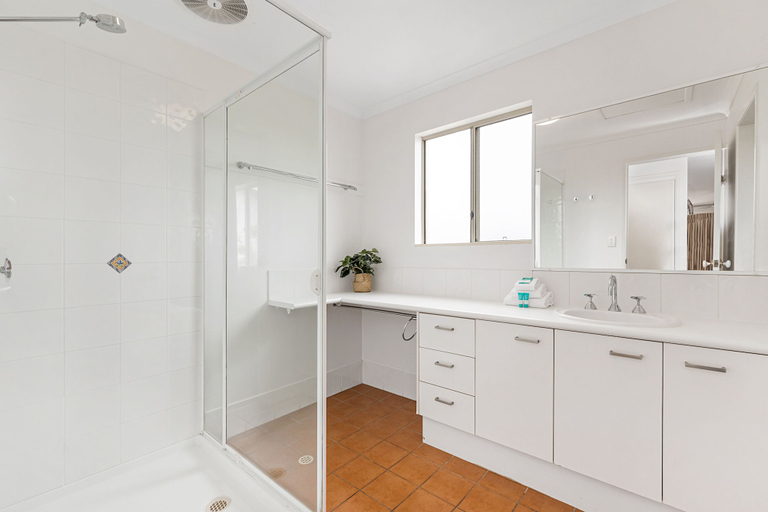 Bathroom 4, Coolum Beach Getaway Resort, Maroochy - Coastal North