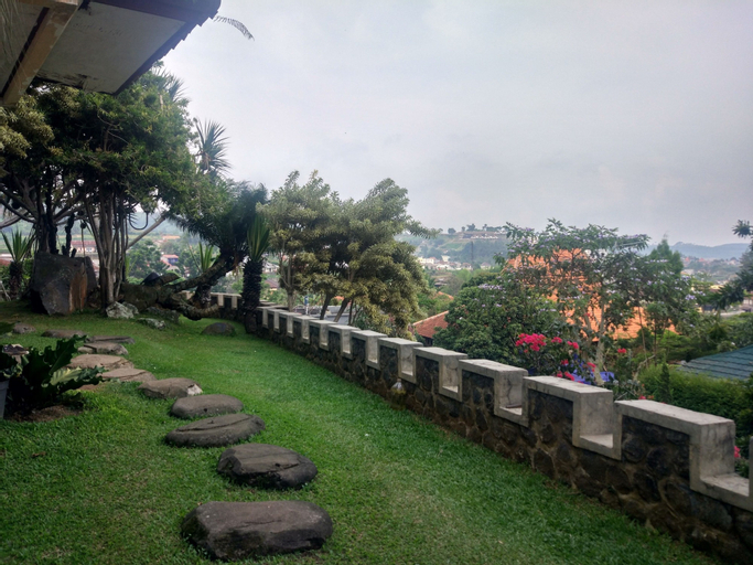 Villa Beverly Hills Puncak for 50 pax, Bogor