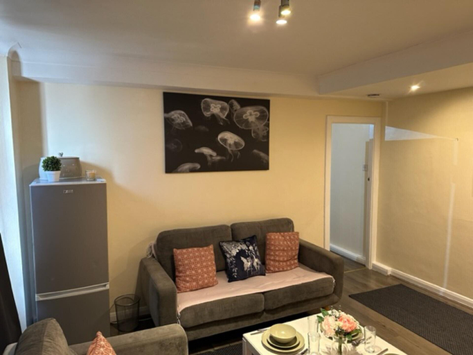 Living room 4, Superb 1-bed Private Family Apartment in Centre, London