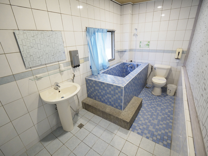 Bathroom 4, HeYue Hotel, Hsinchu City