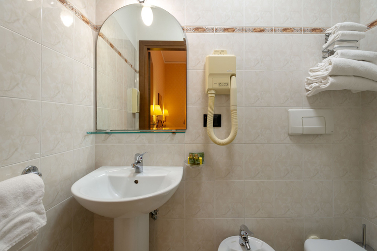 Bathroom 5, Hotel Boccaccio, Florence