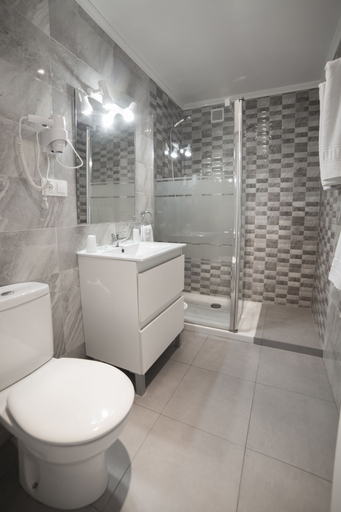 Bathroom 3, Hotel San Blas, Vizcaya