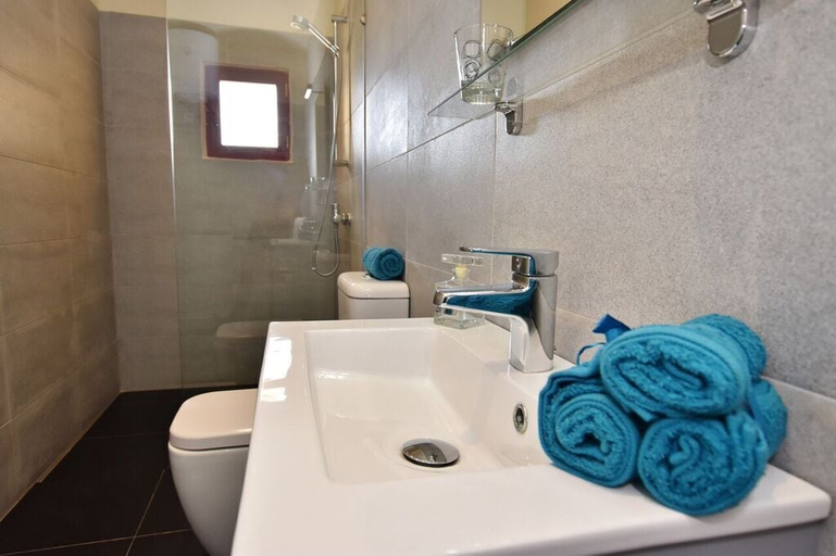 Bathroom 3, Vallettastay Standard Apartments in Valletta