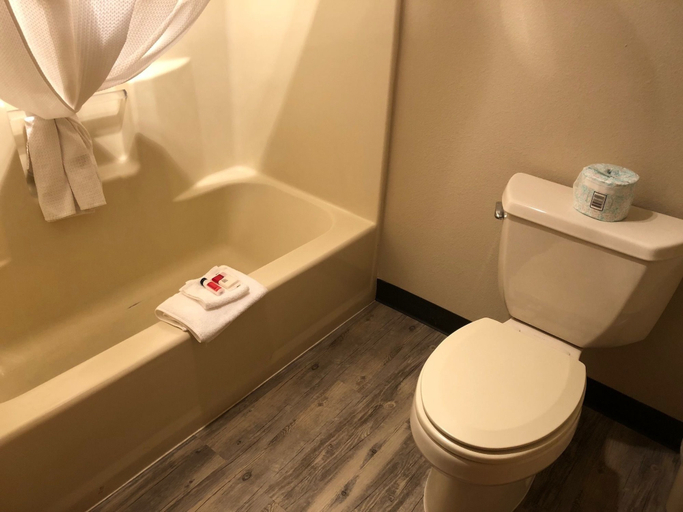 Bathroom 4, Super 8 by Wyndham LaGrande, Union