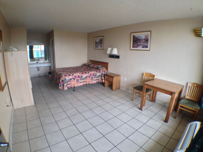 Others 5, Budget Inn, Travis