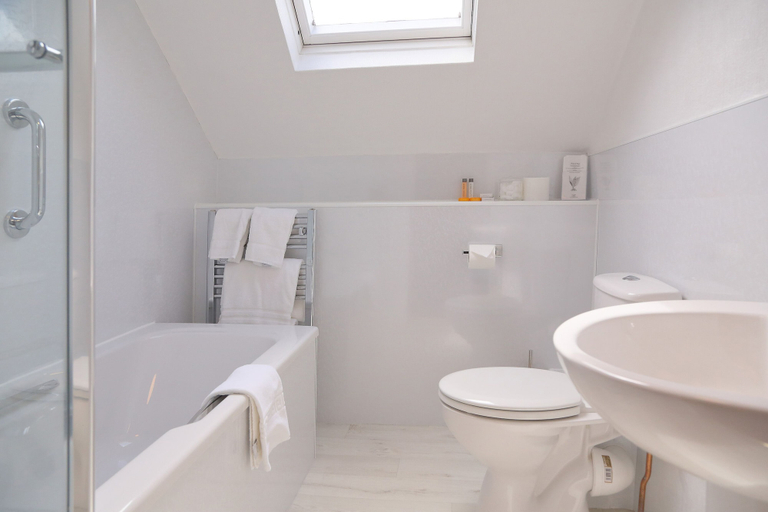 Bathroom 4, Saxonville Hotel, North Yorkshire