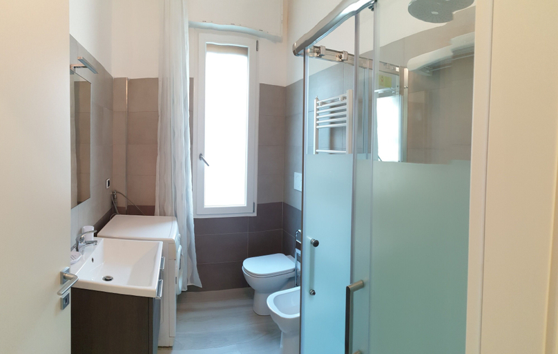 Bathroom, Comfortable Apartment in Residential Area, Milano