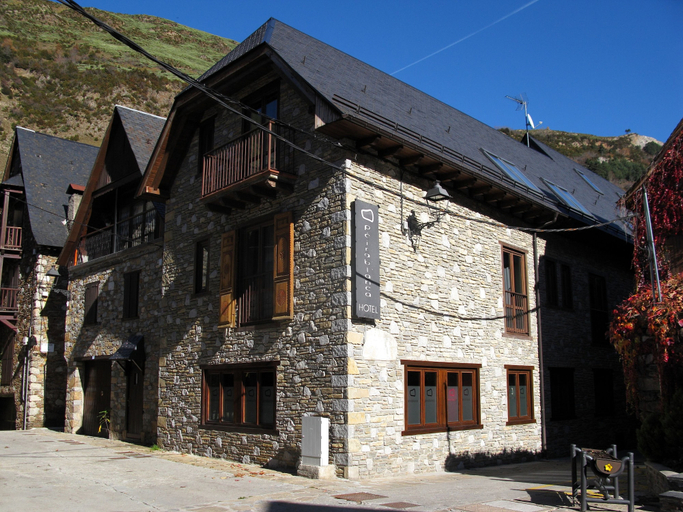 Exterior & Views