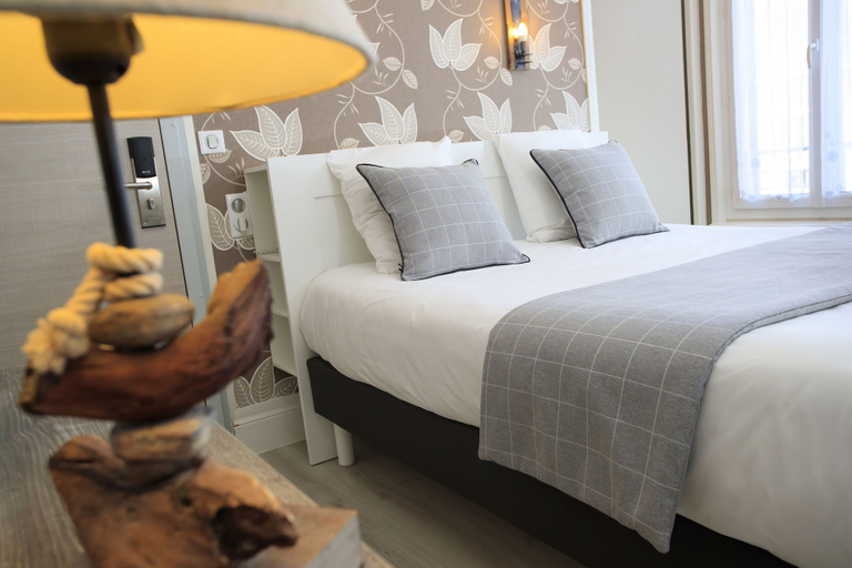 Bedroom 3, Hotel & Restaurant de la Basilique, Somme