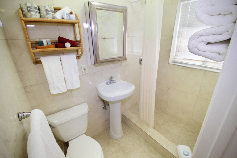 Bathroom 4, Casitas Coral Ridge, Broward