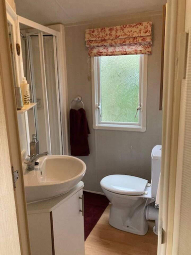 Bathroom, Cosy, Quiet Static Caravan, Mawgan Porth, St Eval, Cornwall