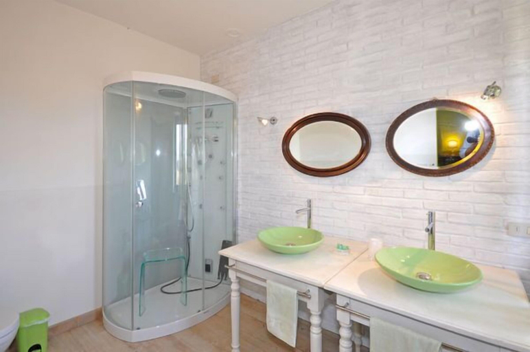 Bathroom 3, Villa Cassia, Siena