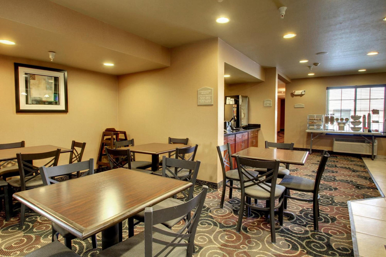 Food & Drinks 5, Cobblestone Inn & Suites - Bottineau, Bottineau