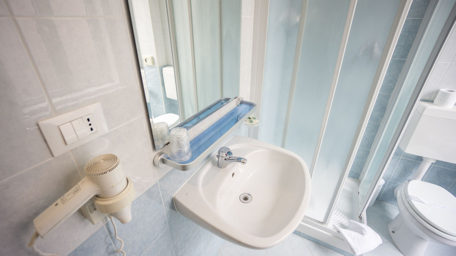 Bathroom 4, Nuovo Albergo Centro, Trieste