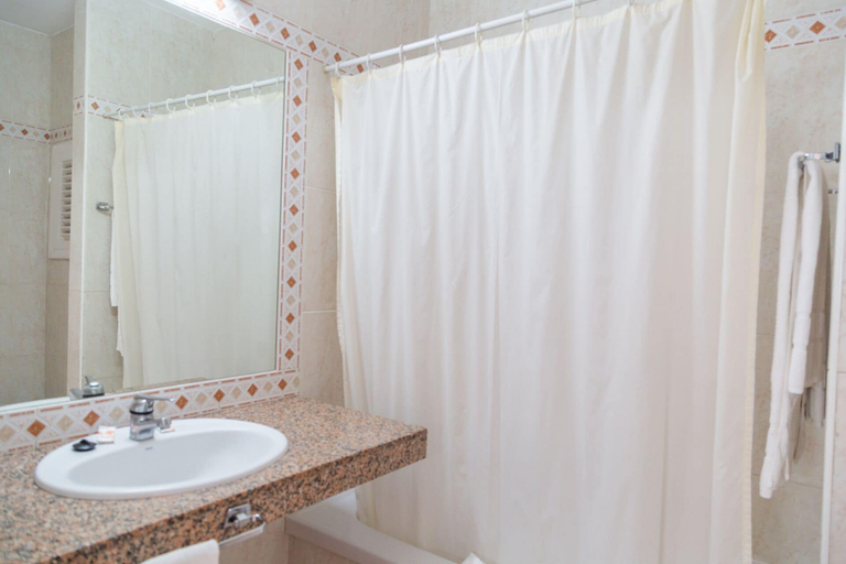 Bathroom 3, Apartamentos Chinyero, Santa Cruz de Tenerife