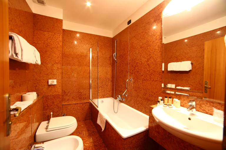 Bathroom 5, Hotel Europa Sky Pool & Panorama, Trento