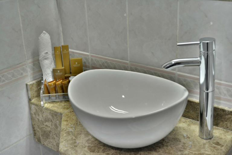 Bathroom 5, Landmark Plaza Hotel, Dubai