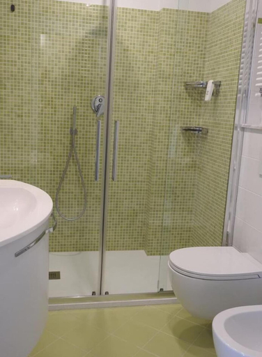 Bathroom 5, Hotel Zurigo, Savona