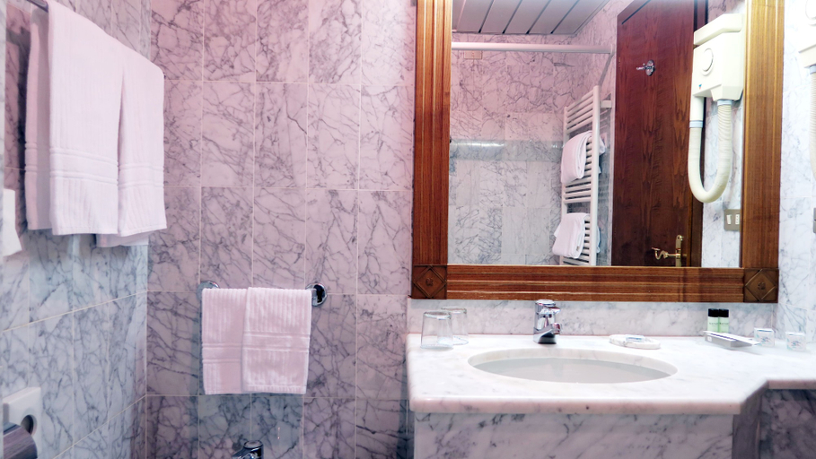 Bathroom 4, Savoia Palace, Trento