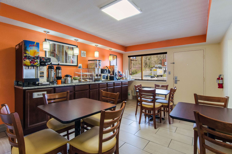 Food & Drinks 5, Econo Lodge Near Motor Speedway, Bristol