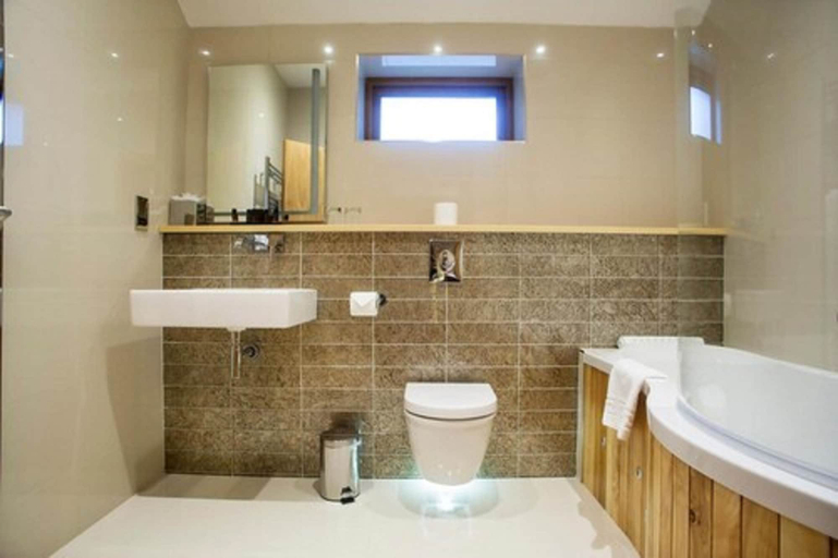 Bathroom 3, Tewinbury Farm Hotel, Hertfordshire