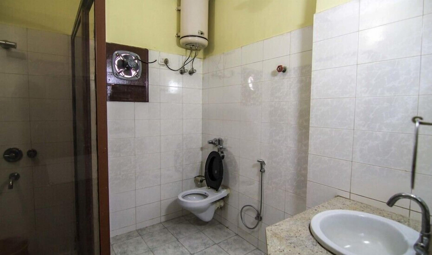 Bathroom 3, Hotel Akash Ganga, Kolkata