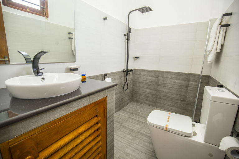 Bathroom 3, Wavelength, Weligama