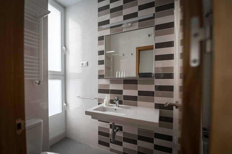 Bathroom 5, Hostal Carracedo, Madrid